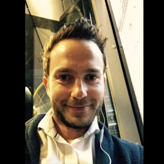 Øystein Holt smiler på banen med ørepropper